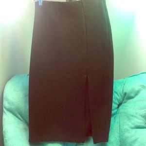 Midi black skirt with slit design